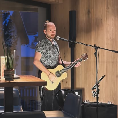 Live-Musik mit Gitarre bei einer freien Trauung in den Alpen